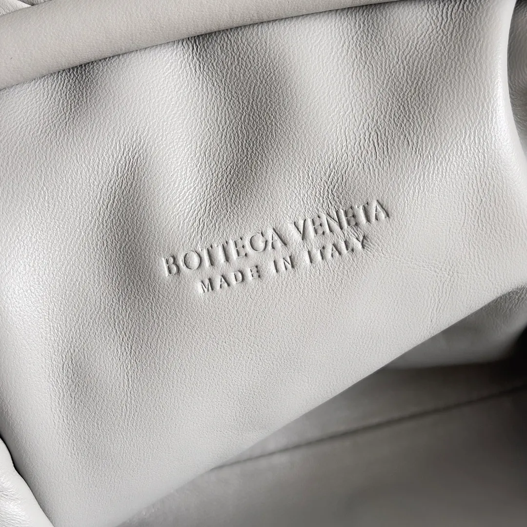 Batch 1880 BOTTEGA VENETA LAUREN 1980 small clutch bag is new! The small size that many people squat on is finally here. The self-adjustable zipper is a highlight of this bag. After being removed, it can be used as a handbag for important occasions. One bag unlocks two carrying methods at the same time. It is practical and has a unique sense of structure and beautiful lines. It is more elegant than a small cloud. It is a tribute to the classics and the pursuit of modernity. Style number: 804038 Size: 27*15*8cm